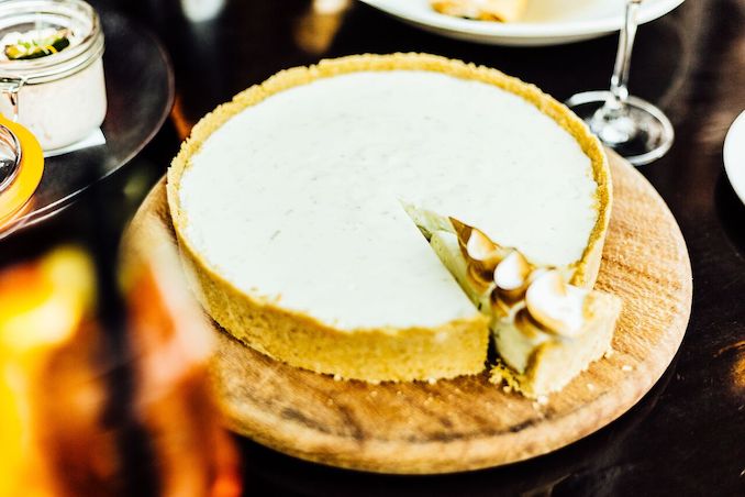 Lemon meringue cake pie
