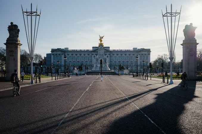 Buckingham Palace statue