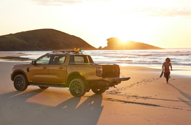 Ford Ranger beach car man surf