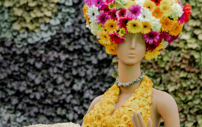 Floral mannequin flowers