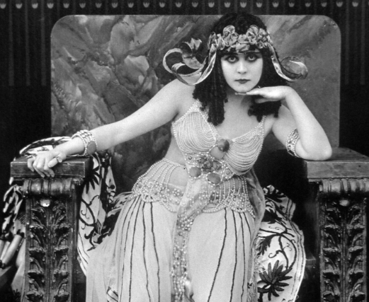 Photo of Theda Bara as Cleopatra for film the ‘Cleopatra 1917. Dir. J. Gordon Edwards. Screen Prod Photo nonstop Alamy Stock Photo