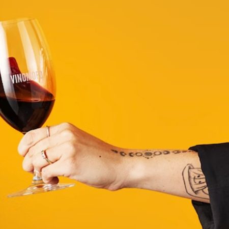 Wine hand Vinomofo